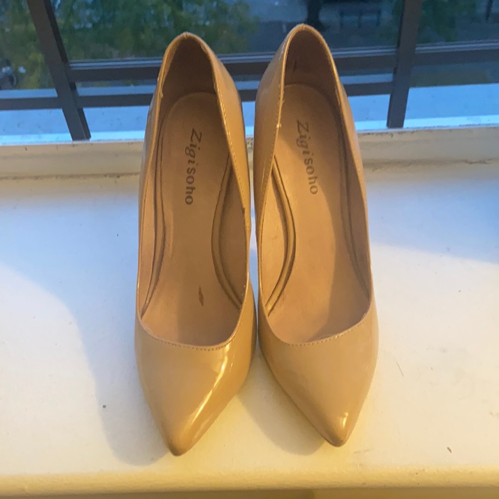4 inch nude high heels from Bakers, the heel is gold - in good condition